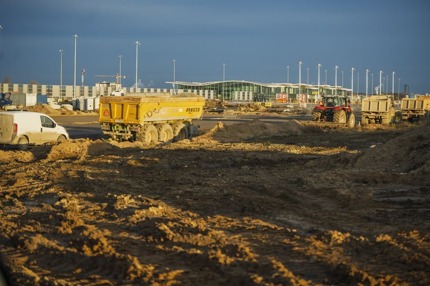 Budowa na wrocławskim lotnisku - powstaje tu m.in droga szybkiego zjazdu, nowa płyta postojowa, płyta do odladzania, droga kołowania o długości 2,5 kilometra