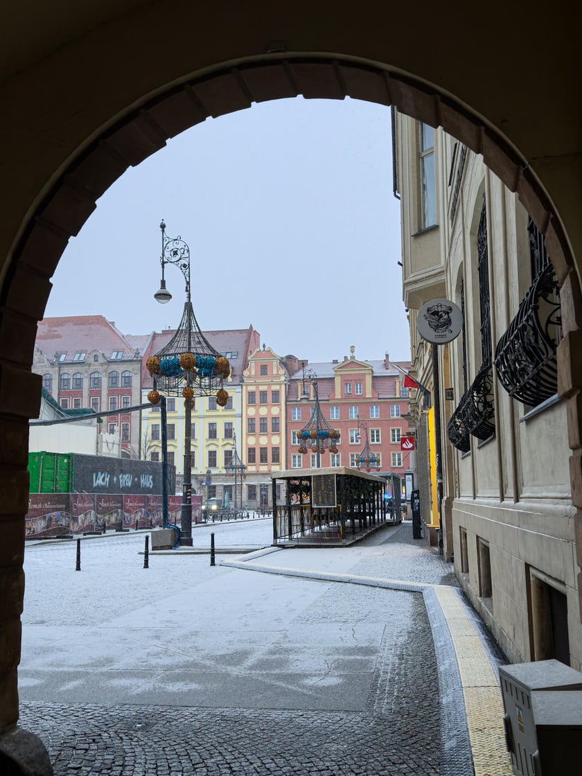 Śnieg pokrył ulice Wrocławia, a IMGW wydał ostrzeżenia o marznących opadach - 24 listopada