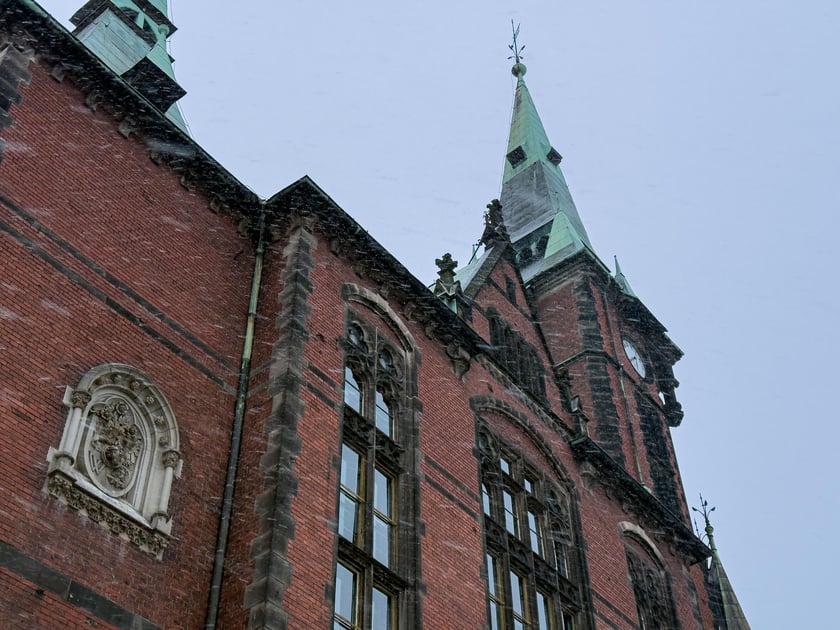 Śnieg pokrył ulice Wrocławia, a IMGW wydał ostrzeżenia o marznących opadach - 24 listopada