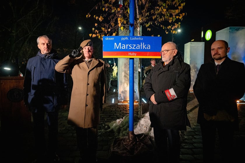 Powiększ obraz: Uroczystość nadania imienia ppłk. Ludwika Marszałka "Zbroi" skwerowi między ulicami Borowską, Dyrekcyjną i Glinianą.