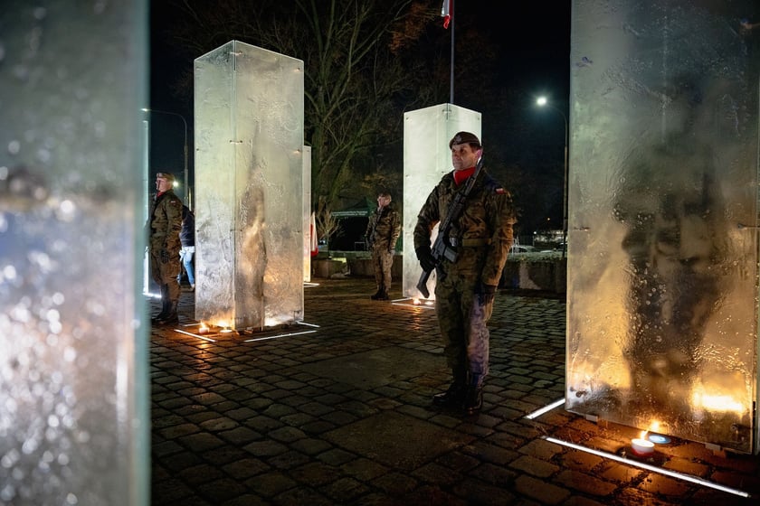 Powiększ obraz: Uroczystość nadania imienia ppłk. Ludwika Marszałka "Zbroi" skwerowi między ulicami Borowską, Dyrekcyjną i Glinianą.
