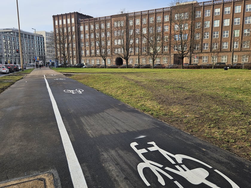 Powiększ obraz: Wyremontowany chodnik i ścieżka rowerowa na pl. Społecznym.