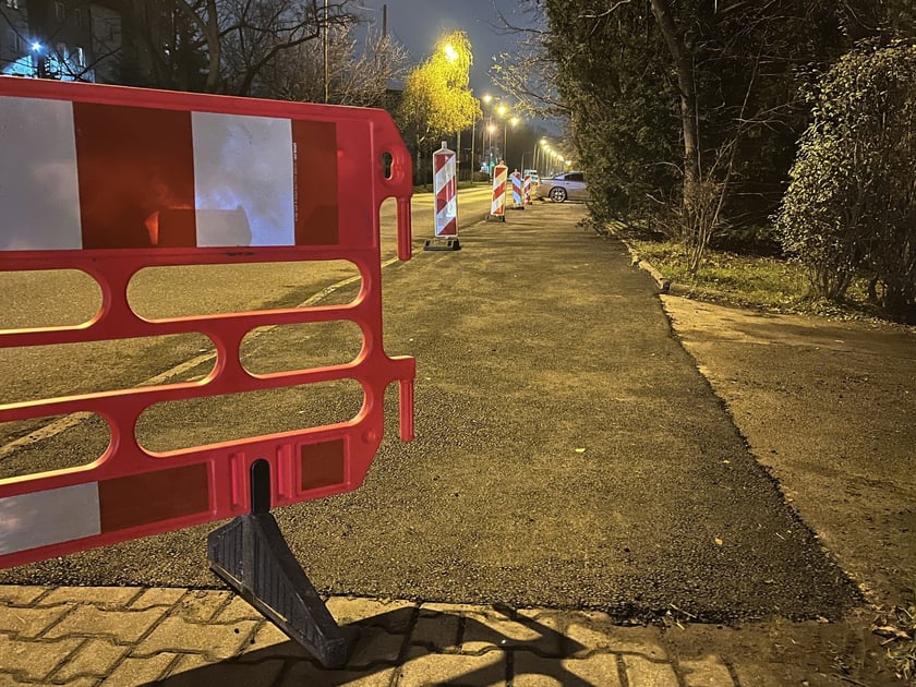 Powiększ obraz: Wygrodzony fragment remontowanego chodnika na ul. Skarbowców.