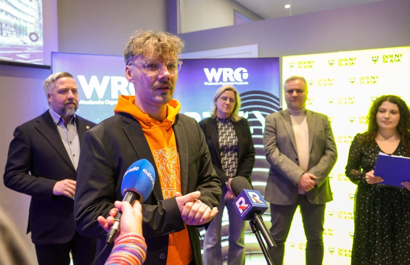 Powiększ obraz: Alfred Wagner, prezes Wrocławskiej Organizacji Turystycznej podczas konferencji prasowej.