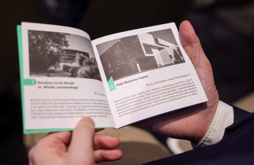 Powiększ obraz: Przewodnik-mapa po trasie z 30 Perłami Architektury powojennej.