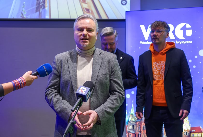 Powiększ obraz: Michał Guz, pracownik Biura Prasowego Urzędu Miejskiego Wrocławia i autor opisów, które znalazły się w przewodniku.