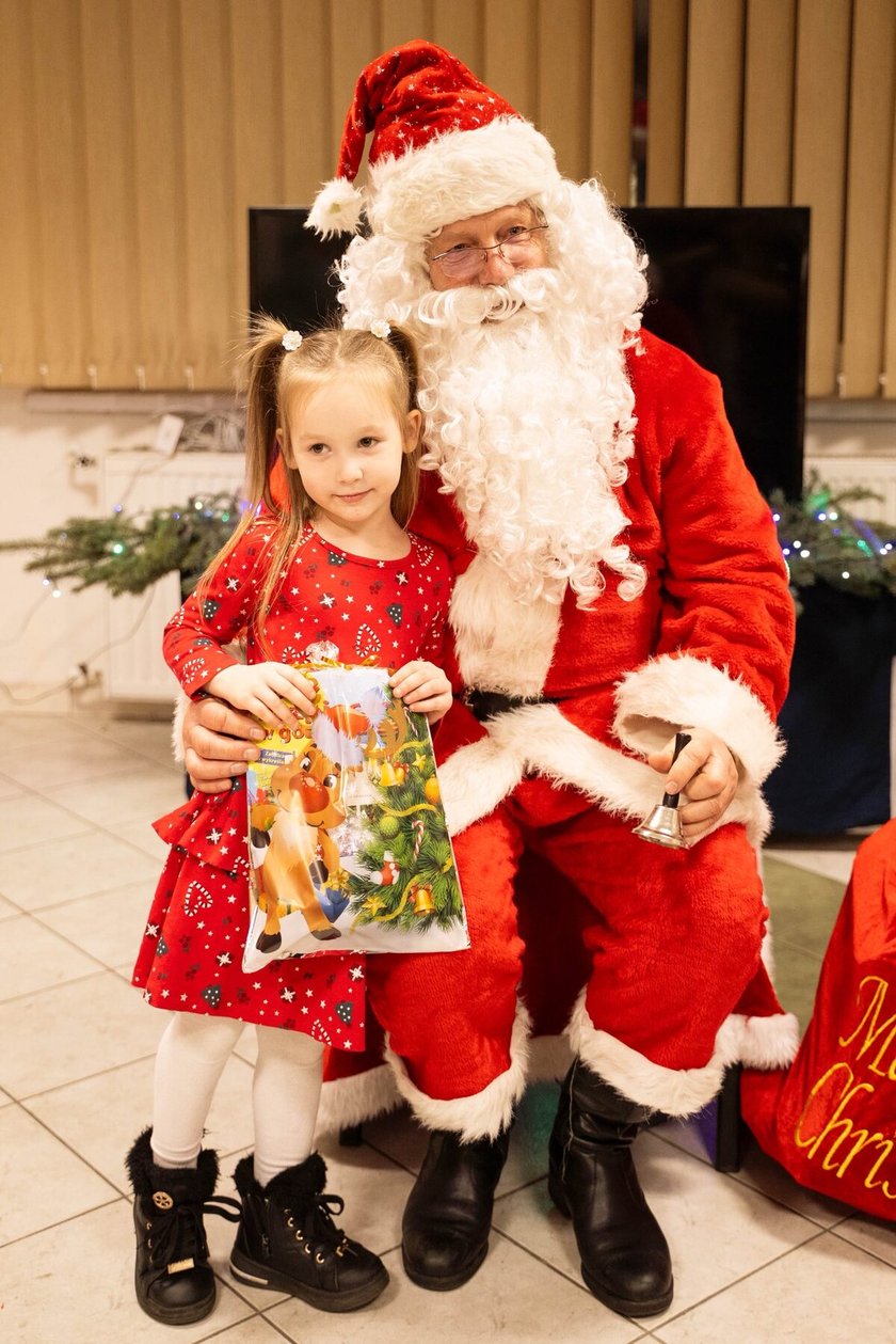 Powiększ obraz: Mikołajki w Domu Samontej Matki przy ul. Reymonta we Wrocławiu. Grudzień 2025