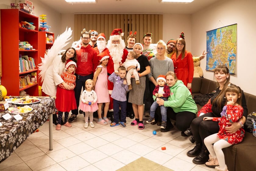 Powiększ obraz: Mikołajki w Domu Samontej Matki przy ul. Reymonta we Wrocławiu. Grudzień 2025