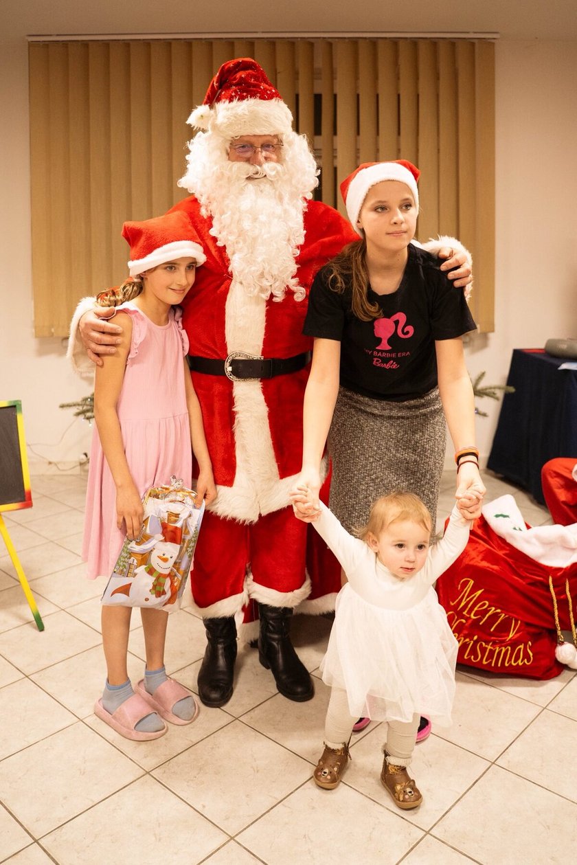 Powiększ obraz: Mikołajki w Domu Samontej Matki przy ul. Reymonta we Wrocławiu. Grudzień 2025