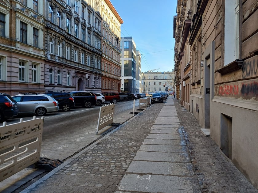 Powiększ obraz: Ul. Haukego-Bosaka z wyremontowanym chodnikiem.