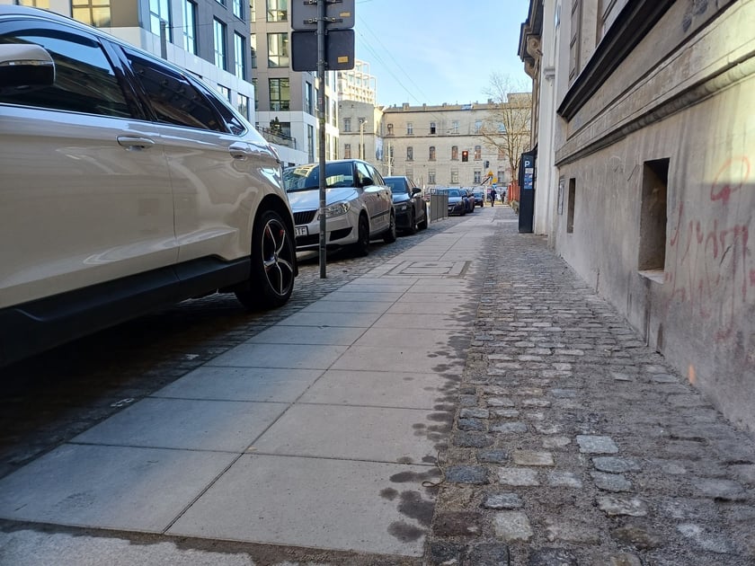 Powiększ obraz: Ul. Haukego-Bosaka z wyremontowanym chodnikiem.