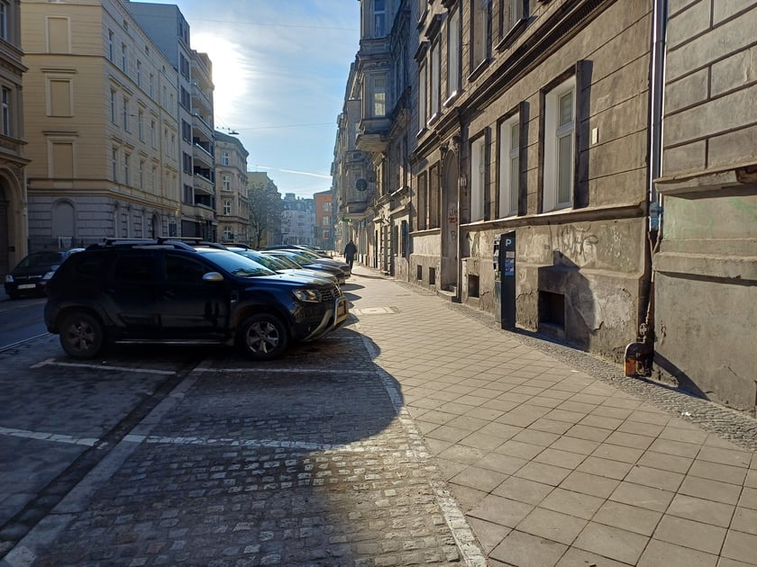 Powiększ obraz: Chodnik na ul. Dąbrowskiego po remoncie