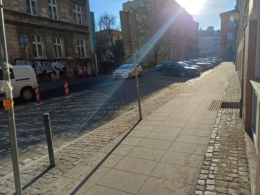 Powiększ obraz: Chodnik na ul. Dąbrowskiego po remoncie