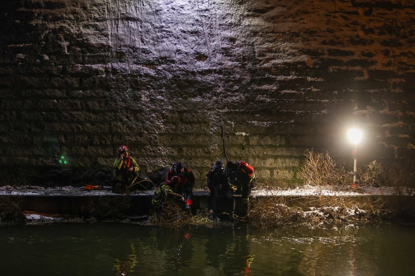 Powiększ obraz: Akcja Służb ratowniczych po wpadnięciu auta do Odry przy Kępie Mieszczańskiej