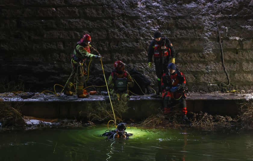 Powiększ obraz: Akcja Służb ratowniczych po wpadnięciu auta do Odry przy Kępie Mieszczańskiej