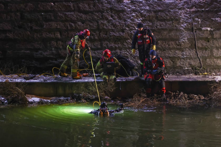 Powiększ obraz: Akcja Służb ratowniczych po wpadnięciu auta do Odry przy Kępie Mieszczańskiej