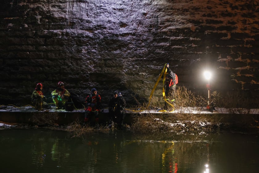 Powiększ obraz: Akcja Służb ratowniczych po wpadnięciu auta do Odry przy Kępie Mieszczańskiej