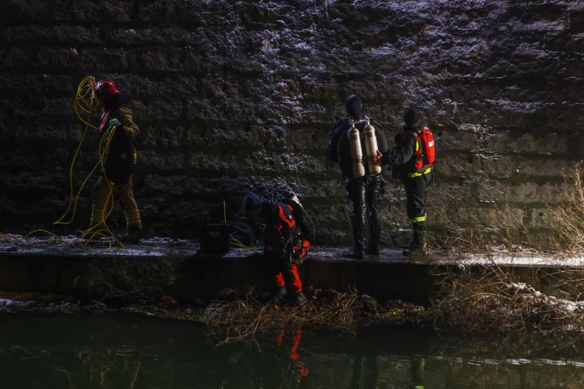 Powiększ obraz: Akcja Służb ratowniczych po wpadnięciu auta do Odry przy Kępie Mieszczańskiej