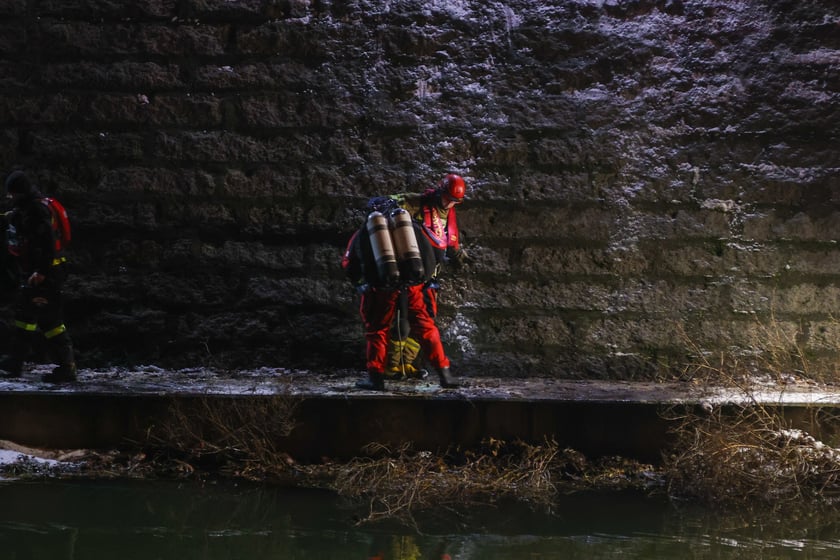 Powiększ obraz: Akcja Służb ratowniczych po wpadnięciu auta do Odry przy Kępie Mieszczańskiej