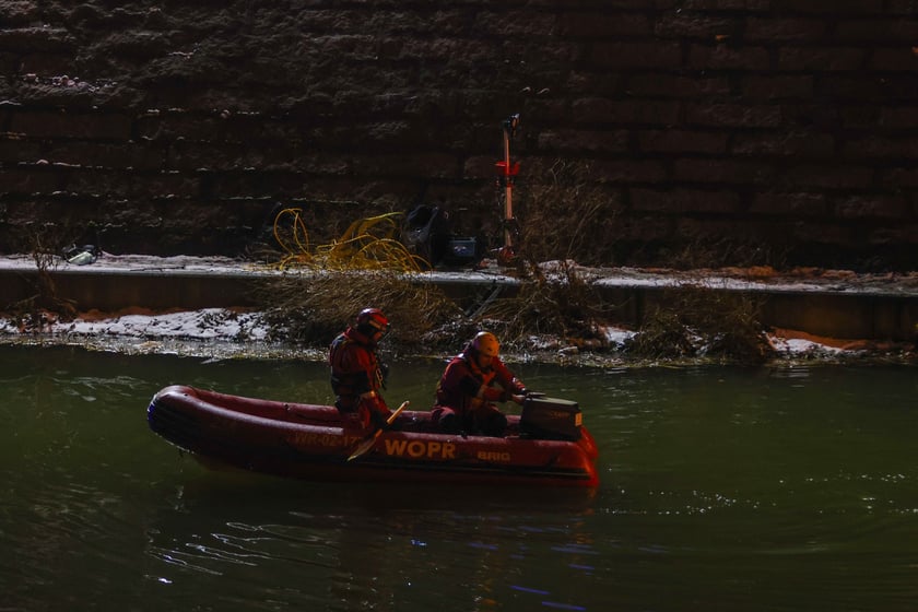 Powiększ obraz: Akcja Służb ratowniczych po wpadnięciu auta do Odry przy Kępie Mieszczańskiej