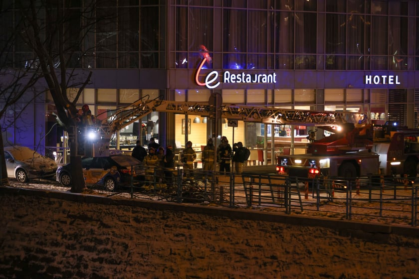 Powiększ obraz: Akcja Służb ratowniczych po wpadnięciu auta do Odry przy Kępie Mieszczańskiej