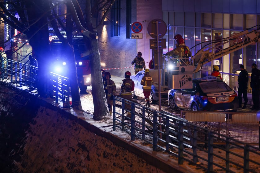 Powiększ obraz: Akcja Służb ratowniczych po wpadnięciu auta do Odry przy Kępie Mieszczańskiej