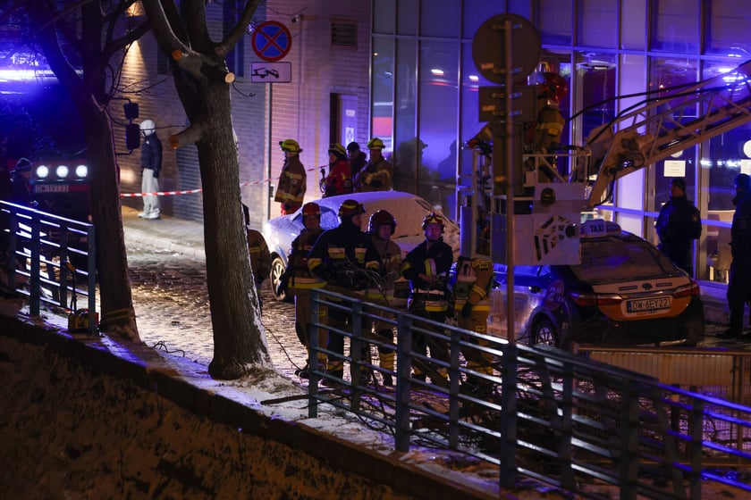 Powiększ obraz: Akcja Służb ratowniczych po wpadnięciu auta do Odry przy Kępie Mieszczańskiej