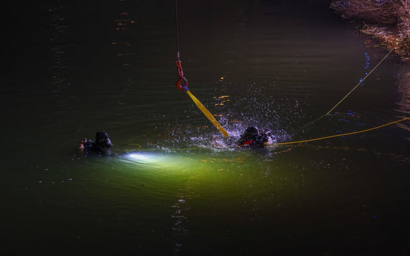 Powiększ obraz: Akcja Służb ratowniczych po wpadnięciu auta do Odry przy Kępie Mieszczańskiej