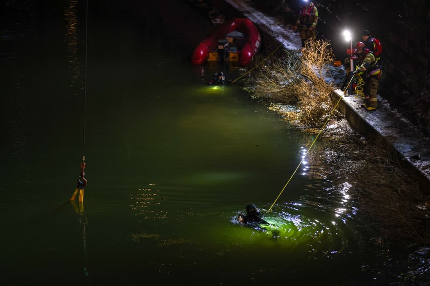 Powiększ obraz: Akcja Służb ratowniczych po wpadnięciu auta do Odry przy Kępie Mieszczańskiej