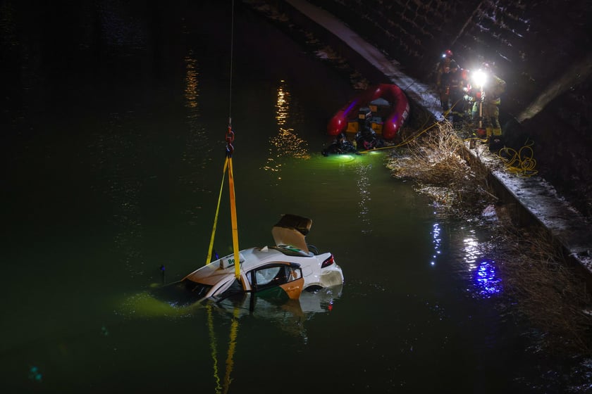 Powiększ obraz: Akcja Służb ratowniczych po wpadnięciu auta do Odry przy Kępie Mieszczańskiej