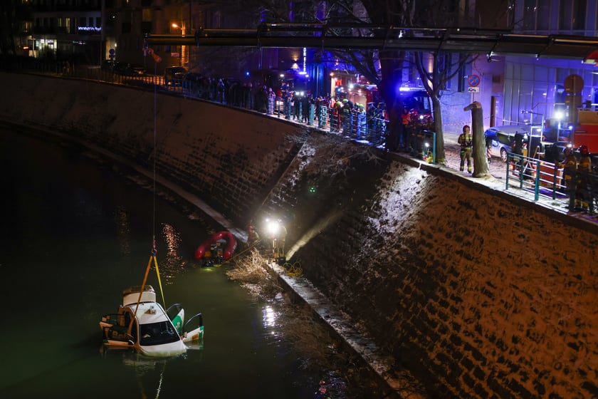 Powiększ obraz: Akcja Służb ratowniczych po wpadnięciu auta do Odry przy Kępie Mieszczańskiej