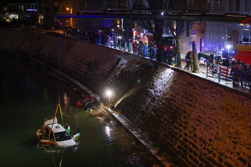 Powiększ obraz: Akcja Służb ratowniczych po wpadnięciu auta do Odry przy Kępie Mieszczańskiej