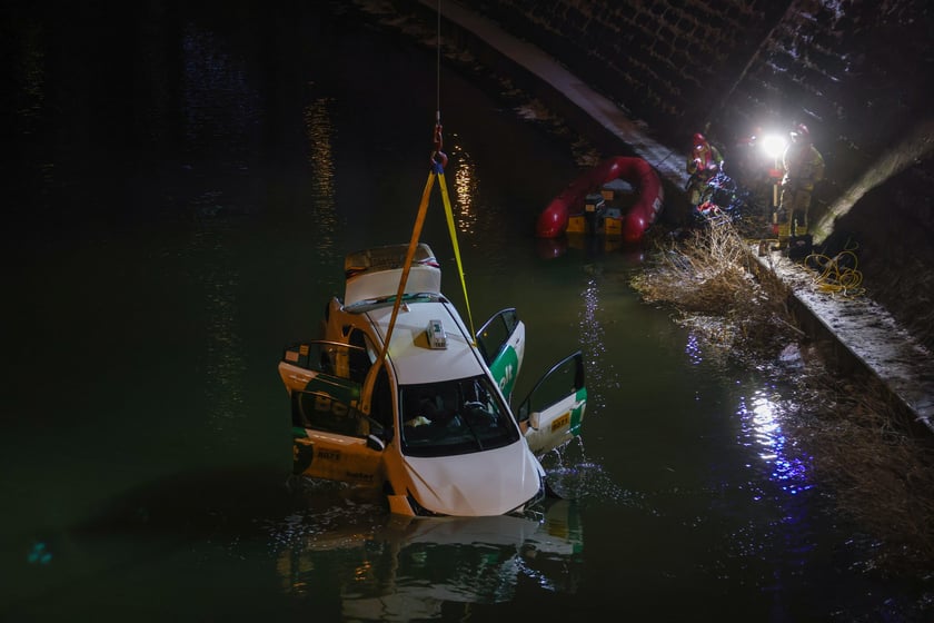 Powiększ obraz: Akcja Służb ratowniczych po wpadnięciu auta do Odry przy Kępie Mieszczańskiej