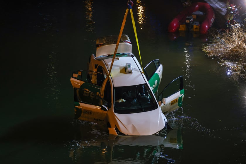 Powiększ obraz: Akcja Służb ratowniczych po wpadnięciu auta do Odry przy Kępie Mieszczańskiej