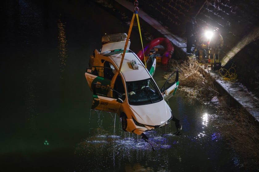 Powiększ obraz: Akcja Służb ratowniczych po wpadnięciu auta do Odry przy Kępie Mieszczańskiej