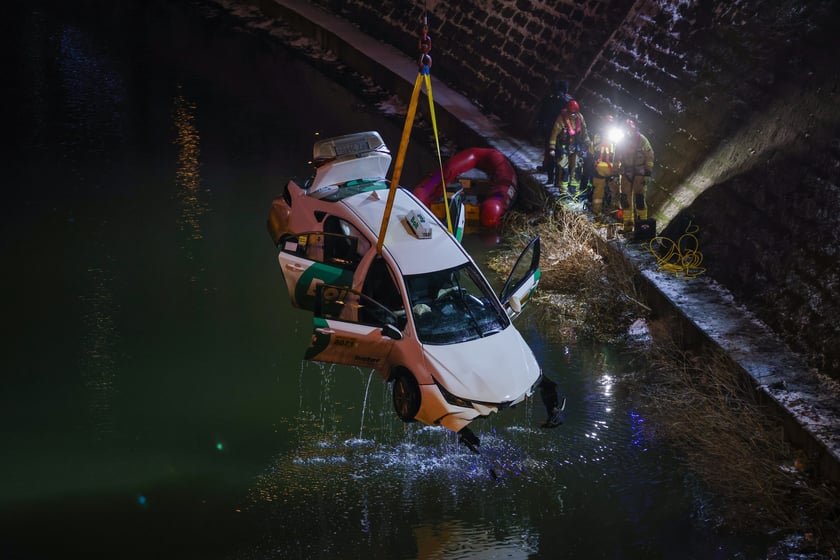 Powiększ obraz: Akcja Służb ratowniczych po wpadnięciu auta do Odry przy Kępie Mieszczańskiej