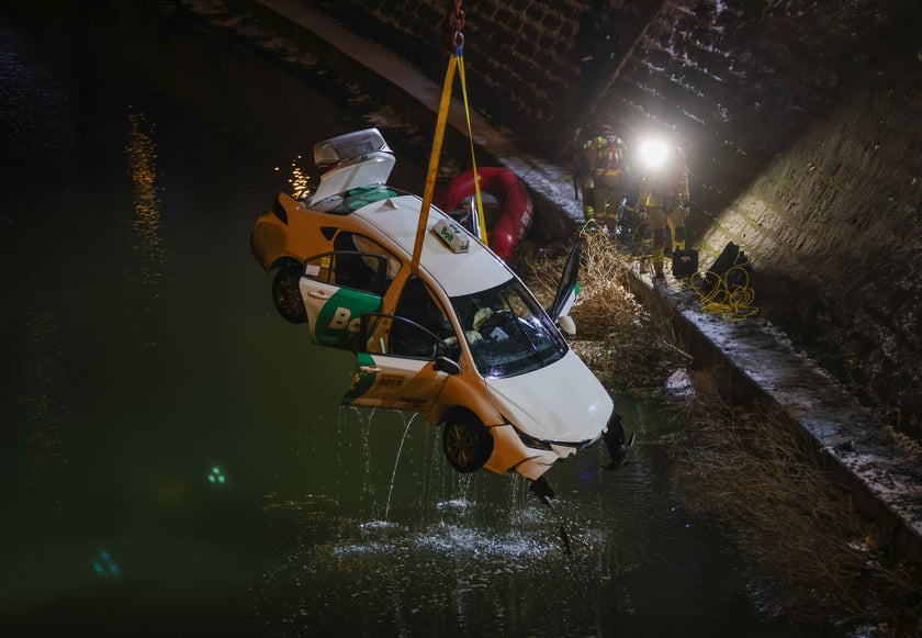 Powiększ obraz: Akcja Służb ratowniczych po wpadnięciu auta do Odry przy Kępie Mieszczańskiej