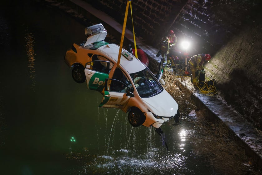 Powiększ obraz: Akcja Służb ratowniczych po wpadnięciu auta do Odry przy Kępie Mieszczańskiej