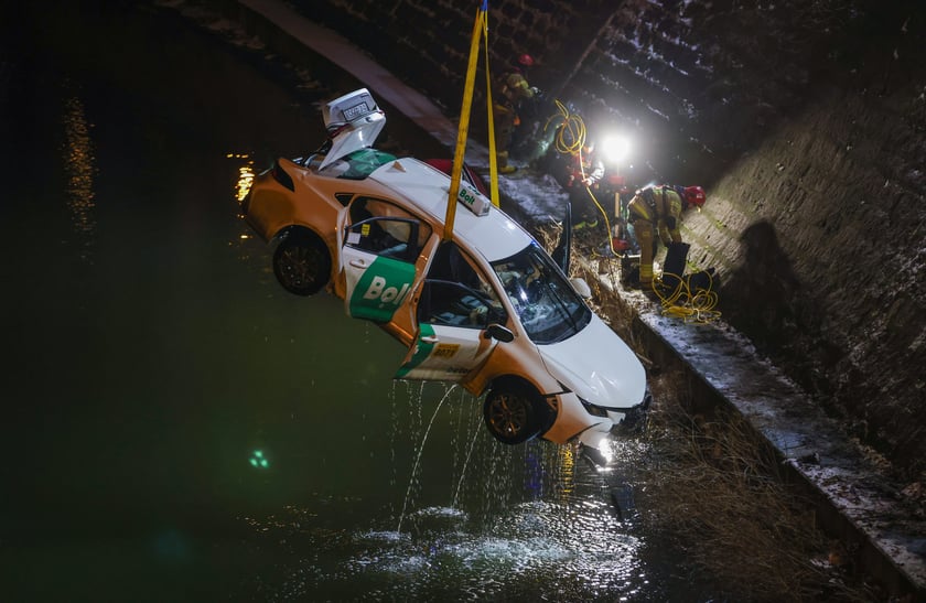 Powiększ obraz: Akcja Służb ratowniczych po wpadnięciu auta do Odry przy Kępie Mieszczańskiej