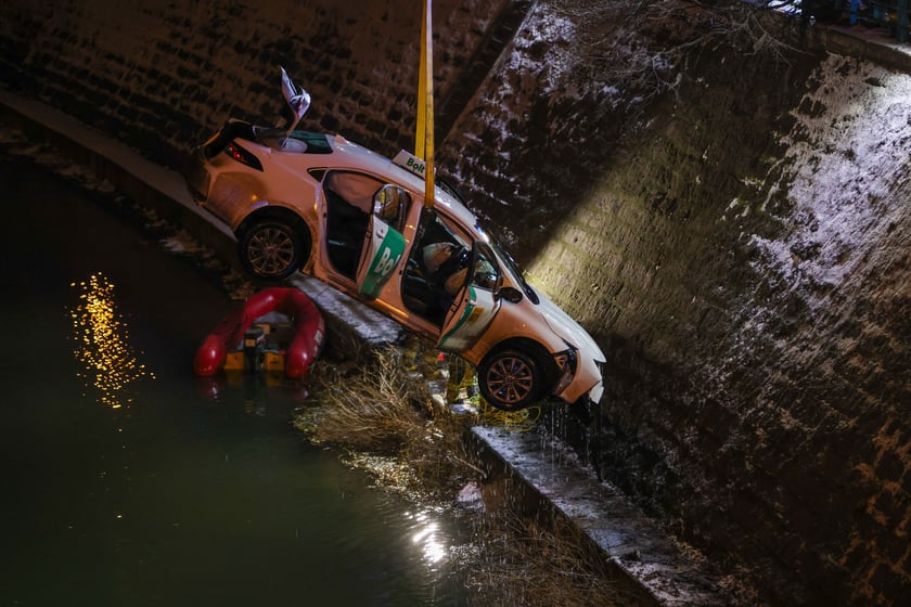 Powiększ obraz: Akcja Służb ratowniczych po wpadnięciu auta do Odry przy Kępie Mieszczańskiej