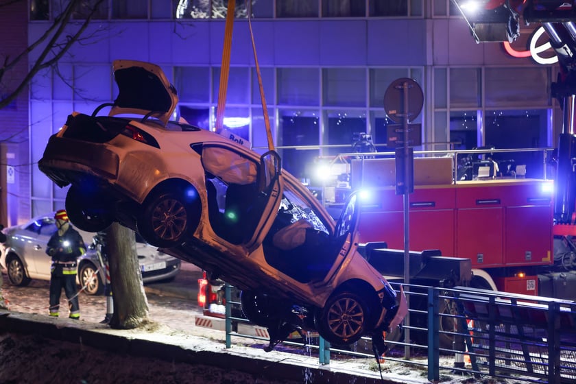 Powiększ obraz: Akcja Służb ratowniczych po wpadnięciu auta do Odry przy Kępie Mieszczańskiej