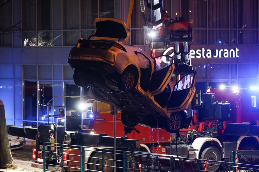 Powiększ obraz: Akcja Służb ratowniczych po wpadnięciu auta do Odry przy Kępie Mieszczańskiej