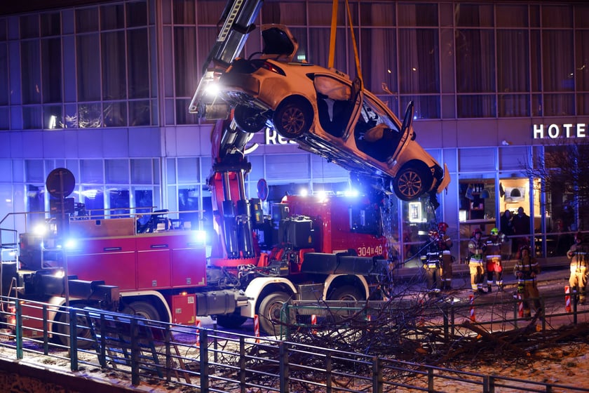 Powiększ obraz: Akcja Służb ratowniczych po wpadnięciu auta do Odry przy Kępie Mieszczańskiej