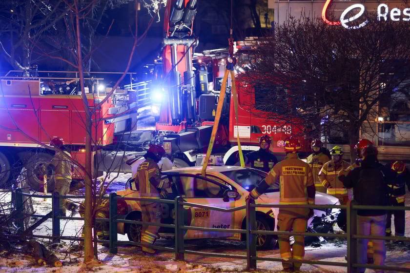 Powiększ obraz: Akcja Służb ratowniczych po wpadnięciu auta do Odry przy Kępie Mieszczańskiej