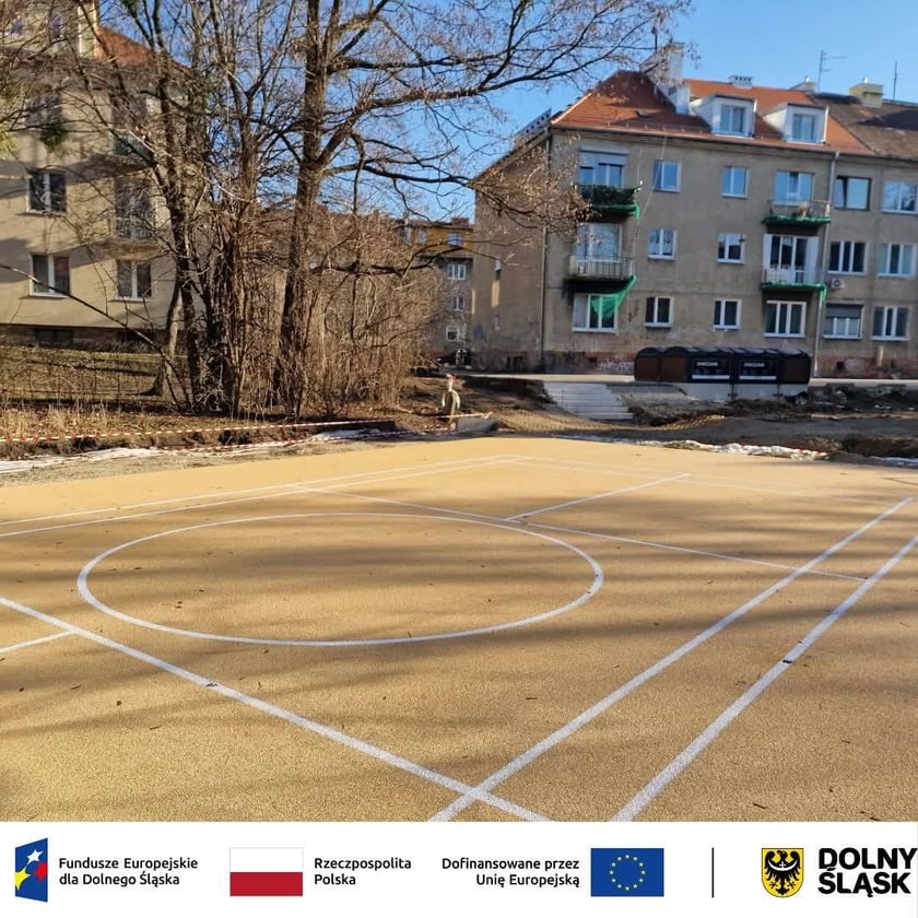 Boisko sportowe w podw&oacute;rzu