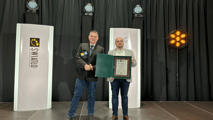 Powiększ obraz: Główną nagrodę w ogólnopolskim konkursie zorganizowanym przez Polski Związek Przemysłu Oświetleniowego odbierają Przemysław Nowacki z Zarządu Dróg i Utrzymania Miasta we Wrocławiu oraz Paweł Gaworszczak z firmy LUG Light Factory.