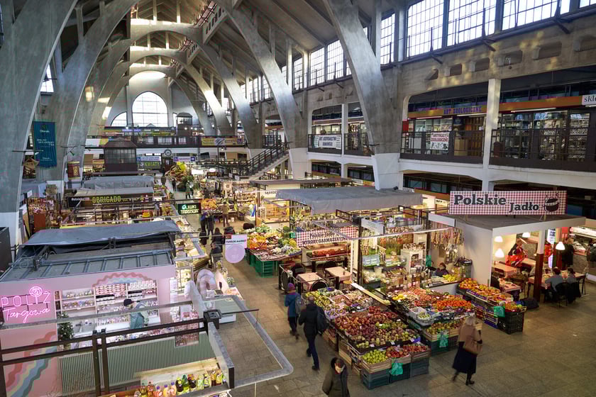 Powiększ obraz: Wnętrze parteru hali targowej widziane z górnej kondygnacji.