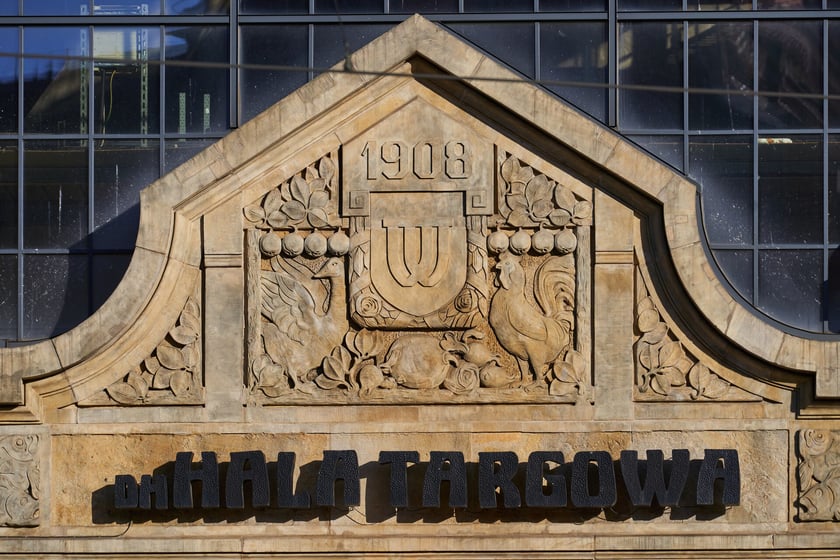 Powiększ obraz: Ozdobny fronton na fasadzie Hali Targowej.