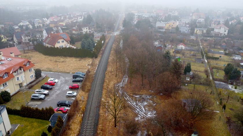 Powiększ obraz: Widok z lotu ptaka na teren przy torach kolejowych w rejonie ulic Radłowej i Grota-Roweckiego, gdzie zostanie zbudowana trasa pieszo-rowerowa.