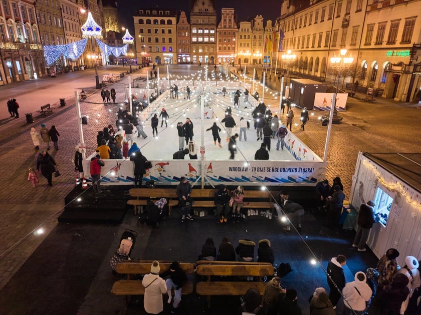 Powiększ obraz: Lodowisko po zapadnięciu zmroku. Zdjęcie zostało zrobione 2 lutego